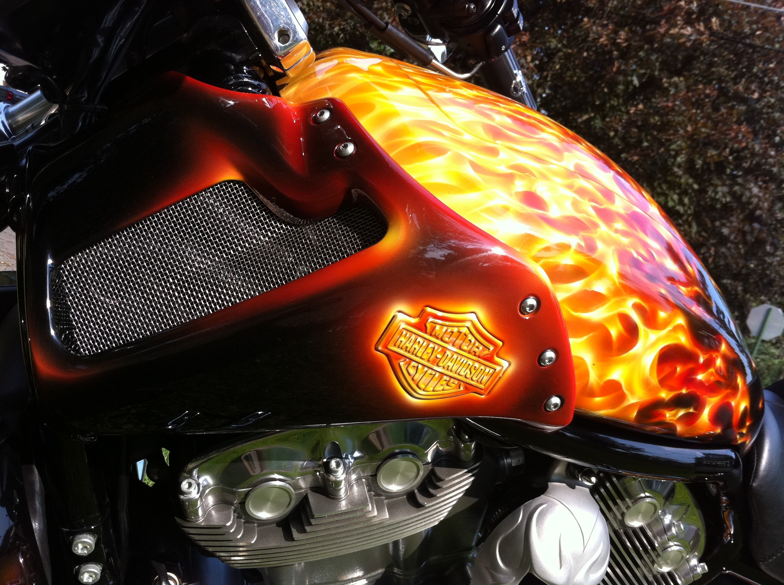 SICKER — Harley-Davidson badge painted into the tank flames