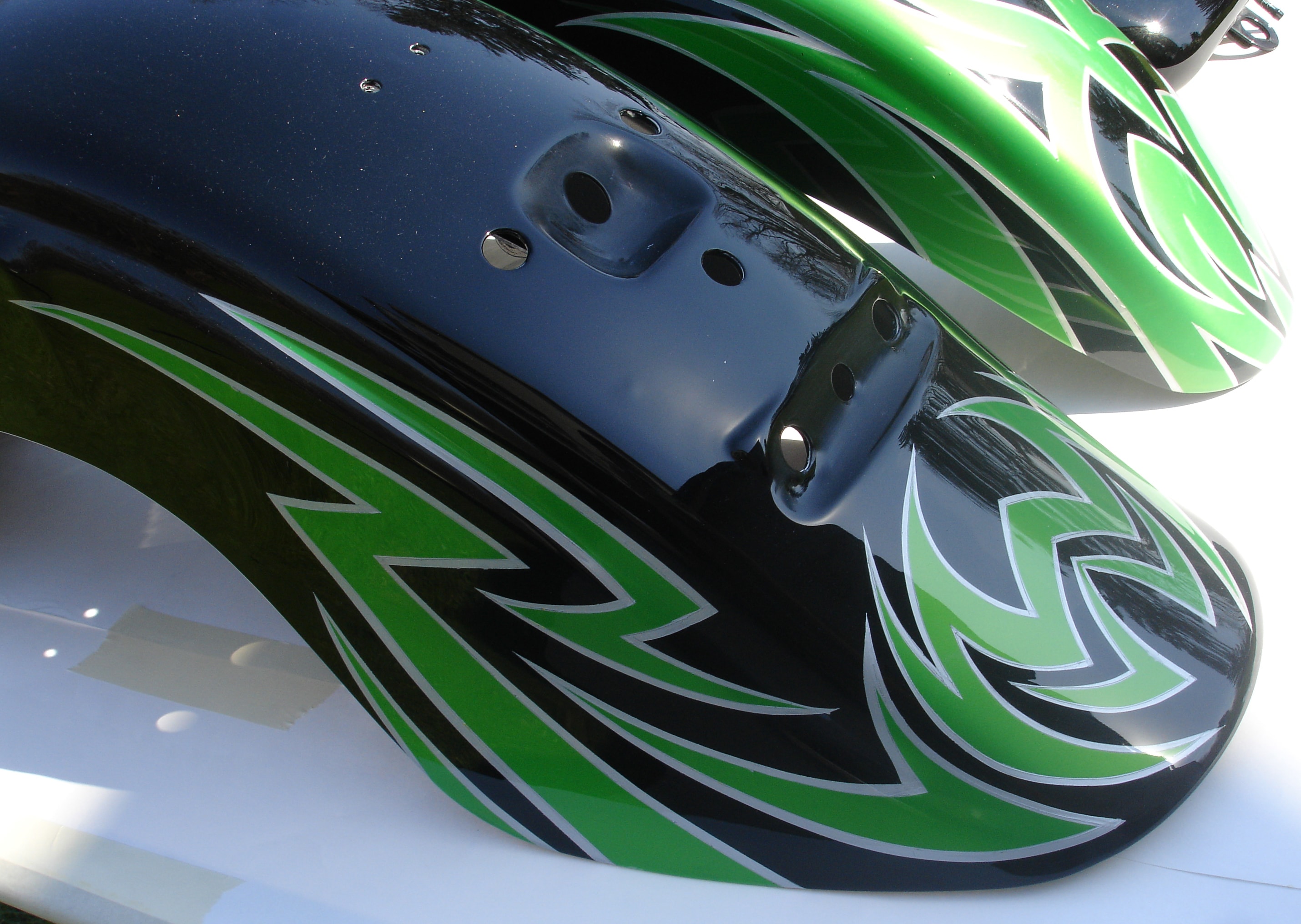 Kawasaki Vulcan 900 — fender closeup, interlocking tribal medallion and pinstripe detail