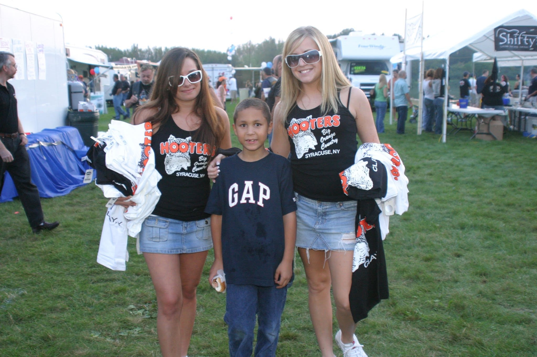2008 Chick-N-Wing Festival — Hooters Syracuse girls with child at festival grounds