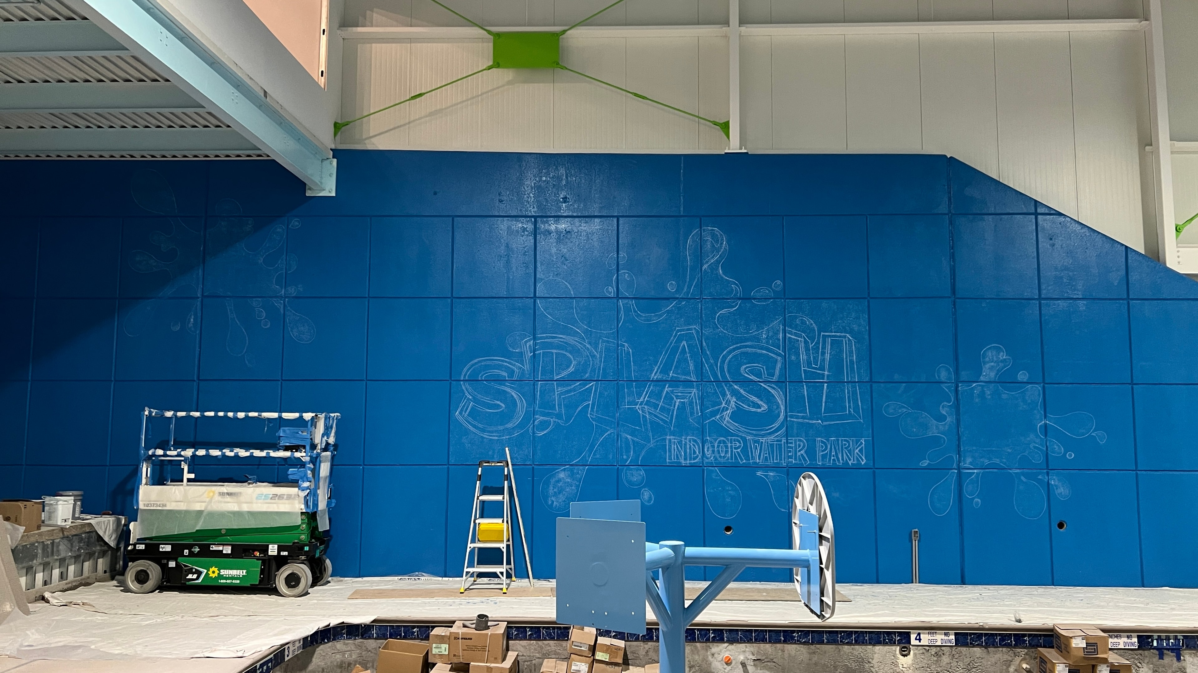 Chalk sketch of the full SPLASH Indoor Water Park logo composition on the wall